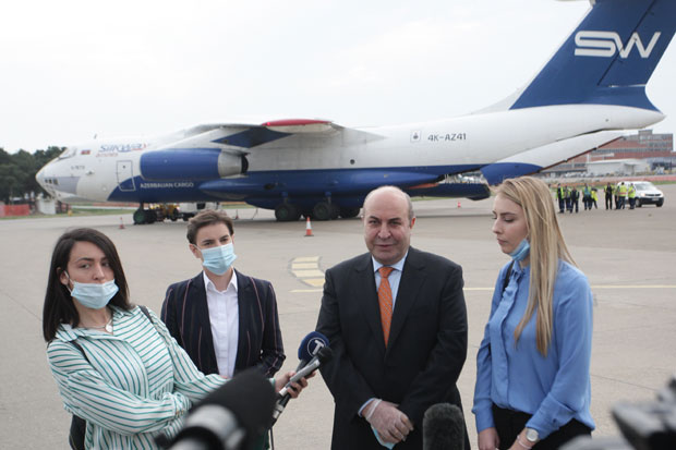 Слетео авион са помоћи коју је Азербејџан упутио Србији (ФОТО)